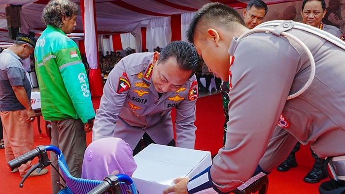 Kapolri serahkan bantuan ke warga membutuhkan
