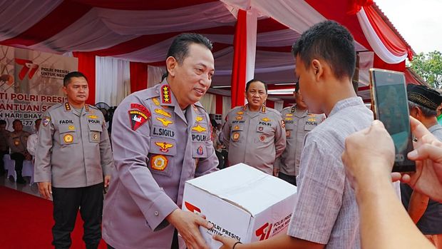 Kapolri serahkan bantuan ke warga membutuhkan