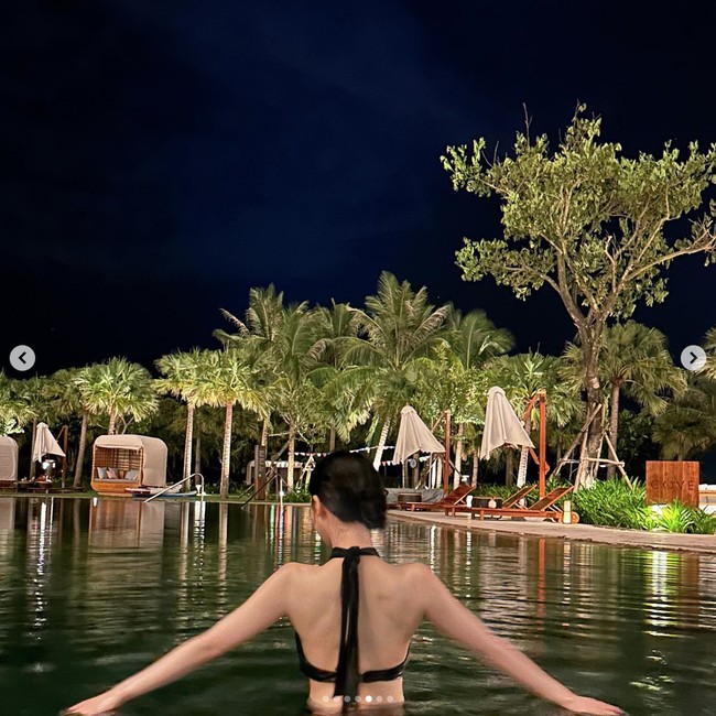 Dalam foto yang diunggah, Karina aespa terlihat memakai baju renang warna hitam yang mempertegas tubuh rampingnya. Foto: Instagram