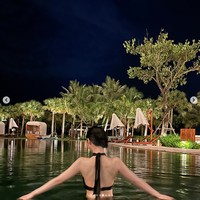 Dalam foto yang diunggah, Karina aespa terlihat memakai baju renang warna hitam yang mempertegas tubuh rampingnya. Foto: Instagram