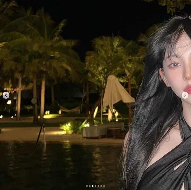 Leader grup aespa itu sekaligus mengabarkan keberadaannya di Vietnam. Meskipun tiba malam hari, Karina dan personelnya memilih berenang di penginapan. Foto: Instagram