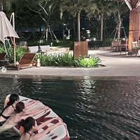 Dalam unggahan tersebut, Karina aespa menyelipkan foto bersama Winter dan Ningning saat memegangi sebuah papan seluncur. Foto: Instagram