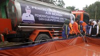 Gubernur Jawa Timur Khofifah Indar Parawansa (kanan) didampingi Bupati Mojokerto Ikfina Fahmawatin (kedua kanan) berbincang dengan petugas BPBD saat distribusi air bersih di Desa Kunjorowesi, Ngoro, Kabupaten Mojokerto, Jawa Timur, Senin (19/6/2023).  
