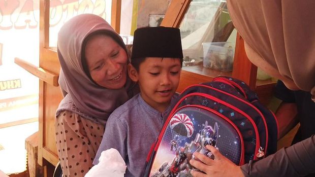 Tim berbuatbaik.id memberikan bingkisan untuk  sekolah Aimar.