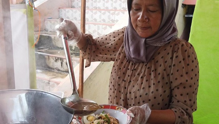 Usai menerima donasi sahabat baik, keluarga Aimar, bocah berkelamin ganda, membuka warung soto lamongan. Warung tersebut menyediakan makan gratis setiap Jumat.