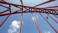 Pekerja mengecat Jembatan Terusan di Indramayu, Jawa Barat, Senin (19/6/2023).