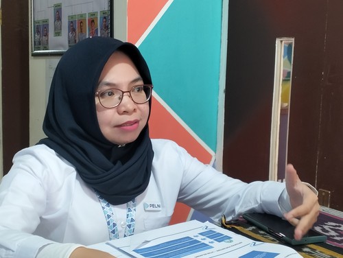 Kepala PT Pelni Cabang Labuan Bajo Fitriyaningsih memberi penjelasan tentang penyesuaian tarif kapal, di Labuan Bajo, Senin (19/6/2023). (Ambrosius Ardin)