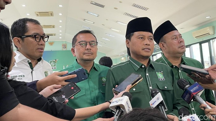 Ketua DPP PKB Yusuf Chudlori (kedua dari kanan) usai Rapat Pleno DPP PKB terkait Pemenangan Pilpres dan Pileg PKB, Senin (19/6/2023). (Silvia Ng/detikcom).