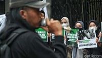 Aktivis lingkungan dan petani yang tergabung dalam Koalisi Keadilan untuk Kinjil melakukan aksi damai di depan kantor pusat salah satu perusahaan sawit di Jl Melawai Raya, Jakarta Selatan, Senin (19/6/2023).  