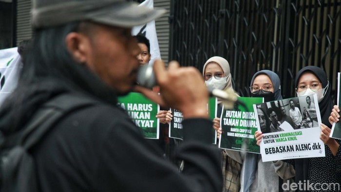 Koin untuk Petani yang Dipenjara karena Dituduh Curi Sawit Aktivis lingkungan dan petani menggelar aksi dan mengumpulkan koin. Koin tersebut untuk menebus ketiga petani yang dipenjara karena dituduh mencuri sawit.