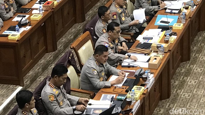 Komjen Fadil saat rapat kerja dengan Komisi III DPR