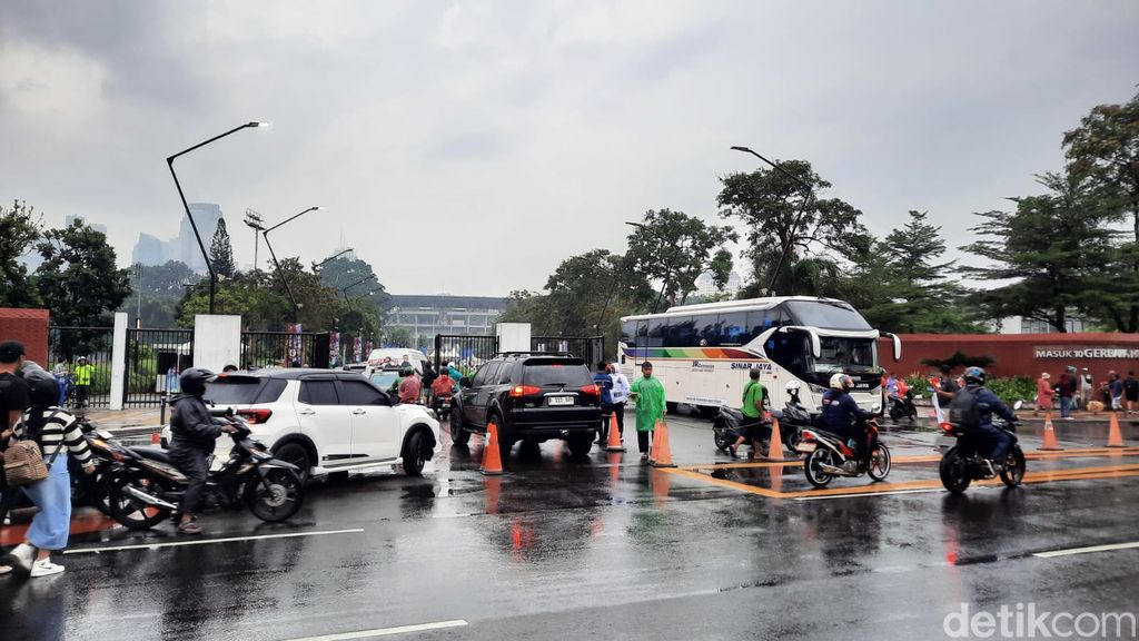 Kondisi lalu lintas di sekitar Stadion GBK sudah mulai padat menjelang pertandingan Timnas Indonesia melawan Argentina (Annisa AR/detikcom)