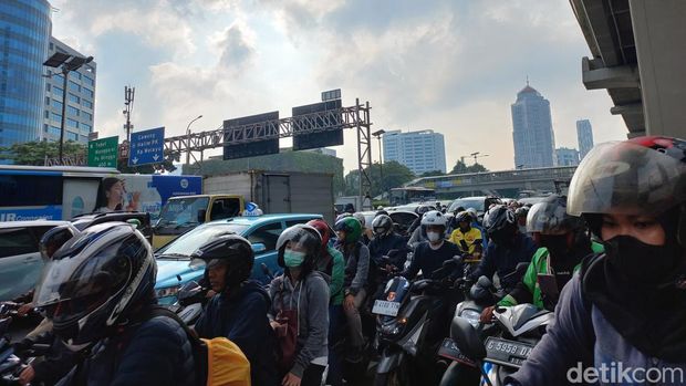 Kondisi macet di Jalan Gatot Subroto Senin (19/6) pagi.
