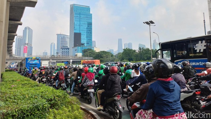 Kondisi macet di Jalan Gatot Subroto Senin (19/6) pagi.