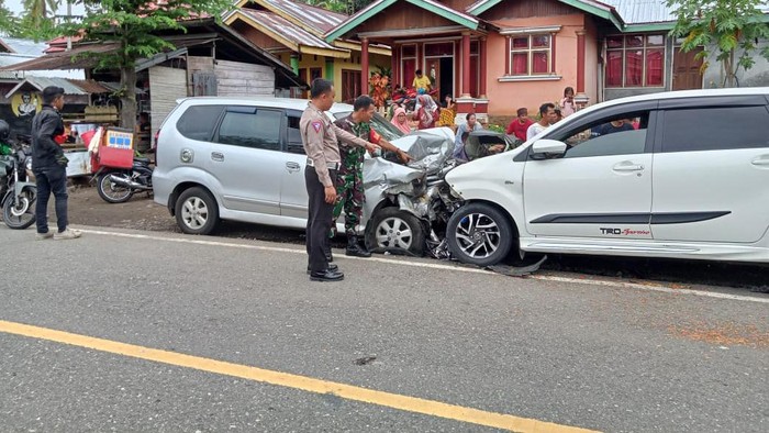 Kondisi mobil pasca kecelakaan maut di Bolaang Mogondow, Sulut.