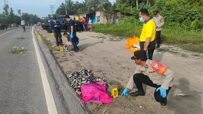 Polisi lakukan olah TKP penemuan mayat laki-laki di Kobar, Kalteng.