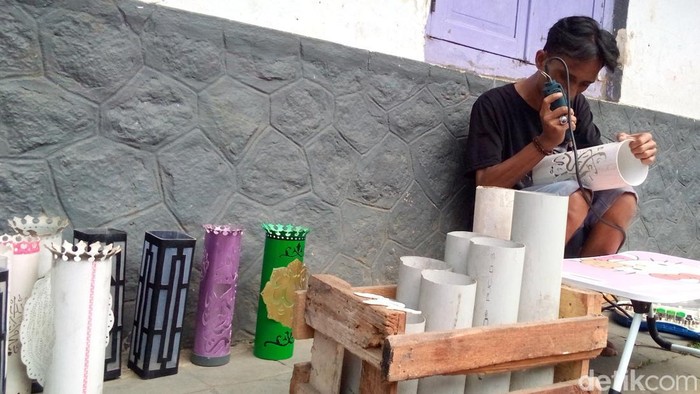 Kreativitas pria di Kabupaten Kuningan, Yuda Hariansyah. Dia berhasil menyulap pipa bekas jadi produk kerajinan bernilai seni tinggi.