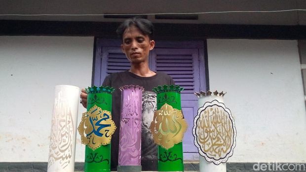 Kreativitas pria di Kabupaten Kuningan, Yuda Hariansyah. Dia berhasil menyulap pipa bekas jadi produk kerajinan bernilai seni tinggi.