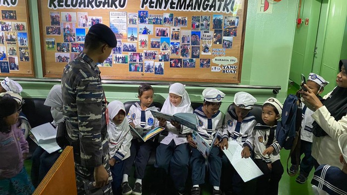 KRI Teluk Weda–526 jadi perpustakaan terapung.