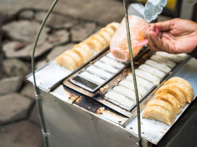 Gurih Lembut! 20 Kue Pancong Original Rp 5 Ribuan Ada di Sini