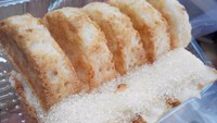 Tak kalah autentik ada juga kue pancong yang ditawarkan di Warkop Kue Pancong di Depok. Kue pancong di sini padat dan disajikan dengan banyak gula pada toppingnya. Foto: Google Review