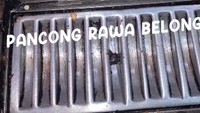 Di Jakarta Barat ada juga tempat makan kue pancong terkenal enak. Namanya Pancong Rawa Belong yang juga menawarkan varian original. Harganya dibanderol Rp 15 ribu per loyang. Foto: Instagram @will_n_win
