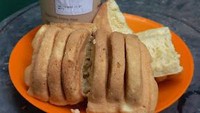 Di Pejompongan, Jakarta Pusat kamu bisa menikmati kue pancong original di warung Bubur Kacang Ijo Pejompongan. Kue pancongnya lembut dan padat dengan hara Rp 10 ribuan. Foto: Google Review