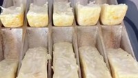 Kue pancong di Warmindo 23 ini dibanderol seharga Rp 10 ribuan. Kue pancongnya padat dan lembut. Selain pakai taburan gula, juga ada varian keju. Foto: Instagram @warmi.ndo23