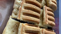 Kue pancong yang enak di Bogor, bisa kamu dapatkan di Warkop Adex Pancong SF. Kue pancongnya lembut dengan taburan gula pasir yang manis. Foto: Instagram @iraanggraeni