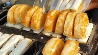 Gerobak kue pancong kaki lima ada yang terkenal enak di bilangan Glodok, Jakarta Barat. Dengan harga Rp 5 ribu saja kamu sudah bisa menikmati kue kue pancong bertabur gula. Foto: Instagram @jevnomz
