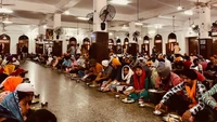 Langar Kuil Emas, dapur komunal gratis, adalah yang terbesar di dunia, melayani 100.000 orang per hari, tujuh hari seminggu.