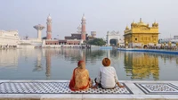 Seperti semua gurudwara, Kuil Emas dijalankan dengan lancar dan dengan sangat disiplin oleh armada sukarelawan, yang menyajikan makanan dasar namun lezat dari miju-miju, chapatti (roti pipih), rebusan buncis, dan yoghurt di piring baja tahan karat setiap hari.