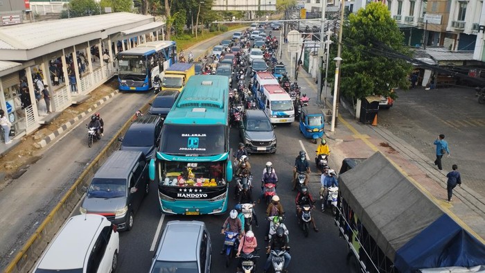 Lalin di Daan Mogot Macet Pagi Ini, Kendaraan Terobos Jalur TransJakarta