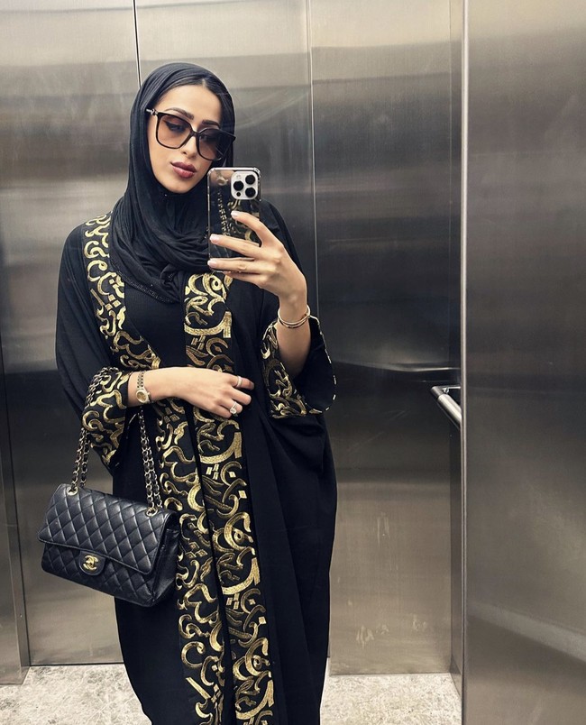 Linda Andrade, sosialita dan bintang TikTok asal  Dubai itu memamerkan kehidupan mewahnya. Belanja tas Chanel menjadi bagian dari hidupnya. Foto: Dok. Instagram