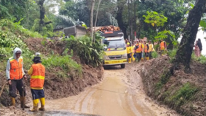 Longsor menutup jalan menuju Cianjur selatan