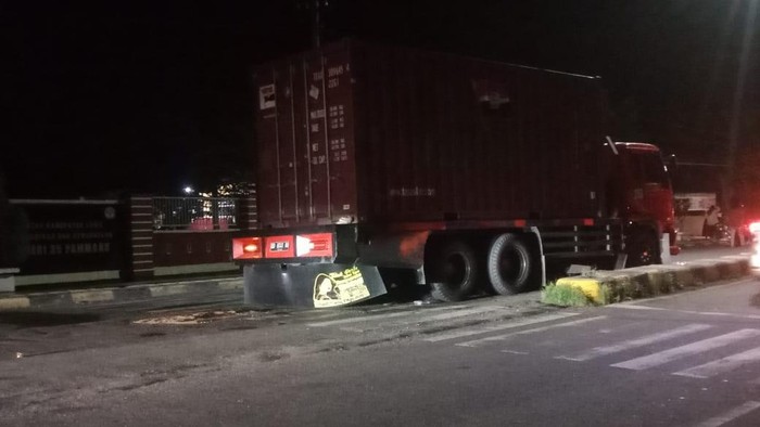 Pemotor bernama Jamal (26) di Kabupaten Luwu, Sulawesi Selatan (Sulsel) tewas usai menabrak truk yang sedang parkir di badan jalan.