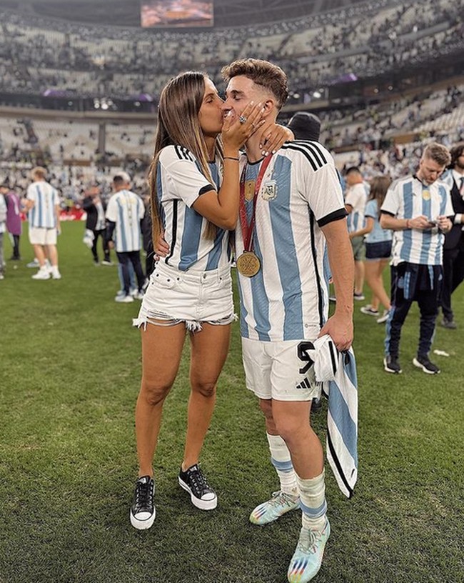 Semua bermula ketika ada penggemar Julian yang ingin meminta foto kepada sang pesepak bola. Namun sikap Maria dinilai kasar karena tidak memperbolehkan penggemar tersebut berfoto bersama kekasihnya. Foto: dok. Instagram/@emiliafferrero