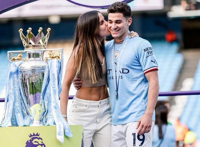 Julian Alvarez, pesepak bola Argentina itu akan datang ke Indonesia untuk bertanding melawan Timnas Indonesia dalam rangkaian FIFA Matchday di tadion Utama Gelora Bung Karno. Sosok sang kekasih juga ikut menjadi sorotan dunia.Foto: dok. Instagram/@emiliafferrero