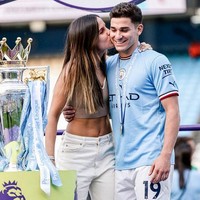 Julian Alvarez, pesepak bola Argentina itu akan datang ke Indonesia untuk bertanding melawan Timnas Indonesia dalam rangkaian FIFA Matchday di tadion Utama Gelora Bung Karno. Sosok sang kekasih juga ikut menjadi sorotan dunia.Foto: dok. Instagram/@emiliafferrero