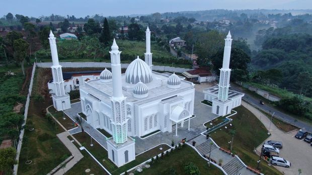 Masjid Endan Andansih berada di Desa Neglasari, Kecamatan Darangdan, KabupatenPurwakarta, Jawa Barat. Tampak megah dan kontras dengan lingkungan sekelilingnya yangberupa lahan pertanian hijau. Masjid bergaya Maroko yang dibangun dengan total luasbangunan berukuran 1.017 meter persegi.