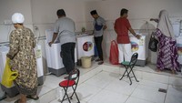Sejumlah jamaah mencuci pakaian menggunakan mesin cuci di Hotel Bilal Sektor 10, Makkah, Arab Saudi, Sabtu (17/6/2023).