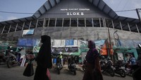 Warga berjalan melintasi Pasar Rakyat Cisarua di Puncak, Kabupaten Bogor, Jawa Barat, Senin (19/6/2023).  