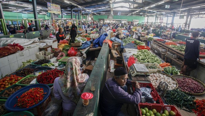 Melihat Pasar Rakyat Berstandar Nasional di Cisarua Sejumlah pedagang menunggu pembeli di Pasar Rakyat Cisarua, Puncak, Kabupaten Bogor, Jawa Barat, Senin (19/6/2023). Pemprov Jabar melalui Dinas Perindustrian dan Perdagangan (Disperindag) mendorong pertumbuhan ekonomi di Jabar salah satunya melalui program Pasar Juara yang dicanangkan Gubernur Jawa Barat, dengan merevitalisasi sejumlah pasar rakyat dan dinaikkan standarnya hingga memiliki Standar Nasional Indonesia (SNI). ANTARA FOTO/Yulius Satria Wijaya/rwa.