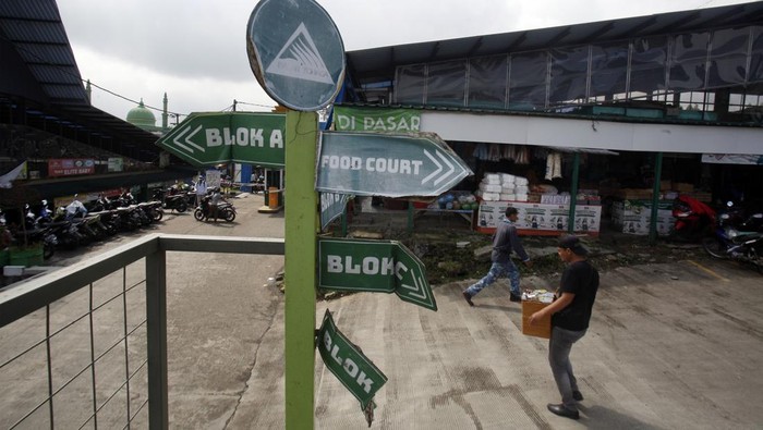 Melihat Pasar Rakyat Berstandar Nasional di Cisarua Sejumlah pedagang menunggu pembeli di Pasar Rakyat Cisarua, Puncak, Kabupaten Bogor, Jawa Barat, Senin (19/6/2023). Pemprov Jabar melalui Dinas Perindustrian dan Perdagangan (Disperindag) mendorong pertumbuhan ekonomi di Jabar salah satunya melalui program Pasar Juara yang dicanangkan Gubernur Jawa Barat, dengan merevitalisasi sejumlah pasar rakyat dan dinaikkan standarnya hingga memiliki Standar Nasional Indonesia (SNI). ANTARA FOTO/Yulius Satria Wijaya/rwa.