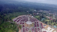 Diharapkan nantinya semua pedagang kaki lima yang selama ini menjajakan dagangannya di sepanjang bahu Jalan Raya Puncak yang kerap kali menimbulkan kemacetan dapat dilokalisir di tempat tersebut.   