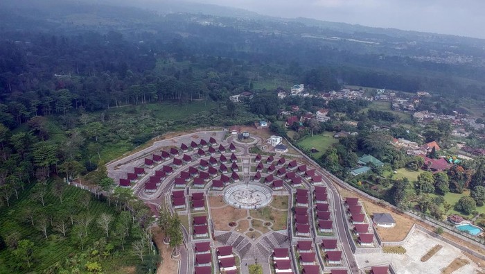 Foto udara rest area Gunung Mas yang belum beroperasi di Puncak, Cisarua, Kabupaten Bogor, Jawa Barat, Senin (19/6/2023). Kementerian Pekerjaan Umum Perumahan Rakyat (PUPR) bekerja sama dengan Pemerintah Kabupaten Bogor membangun rest area dalam rangka penataan para pedagang di jalur pariwisata Puncak, dan diharapkan nantinya semua pedagang kaki lima yang selama ini menjajakan dagangannya di sepanjang bahu Jalan Raya Puncak yang kerap kali menimbulkan kemacetan dapat dilokalisir di tempat tersebut.