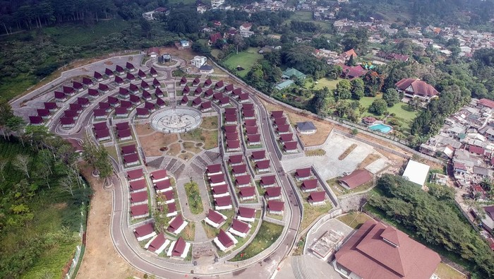 Foto udara rest area Gunung Mas yang belum beroperasi di Puncak, Cisarua, Kabupaten Bogor, Jawa Barat, Senin (19/6/2023). Kementerian Pekerjaan Umum Perumahan Rakyat (PUPR) bekerja sama dengan Pemerintah Kabupaten Bogor membangun rest area dalam rangka penataan para pedagang di jalur pariwisata Puncak, dan diharapkan nantinya semua pedagang kaki lima yang selama ini menjajakan dagangannya di sepanjang bahu Jalan Raya Puncak yang kerap kali menimbulkan kemacetan dapat dilokalisir di tempat tersebut.