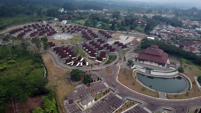 Melihat Rest Area Gunung Mas Puncak Bogor Lewat Foto Udara Foto udara rest area Gunung Mas yang belum beroperasi di Puncak, Cisarua, Kabupaten Bogor, Jawa Barat, Senin (19/6/2023). Kementerian Pekerjaan Umum Perumahan Rakyat (PUPR) bekerja sama dengan Pemerintah Kabupaten Bogor membangun rest area dalam rangka penataan para pedagang di jalur pariwisata Puncak, dan diharapkan nantinya semua pedagang kaki lima yang selama ini menjajakan dagangannya di sepanjang bahu Jalan Raya Puncak yang kerap kali menimbulkan kemacetan dapat dilokalisir di tempat tersebut.