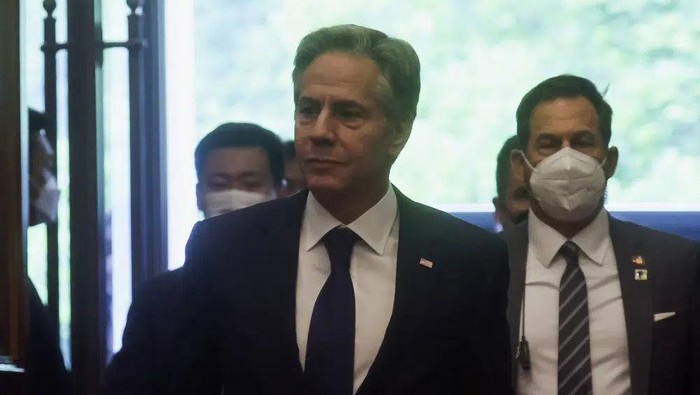 U.S. Secretary of State Antony Blinken, center, walks to a meeting with Chinas top diplomat Wang Yi, not in photo, at the Diaoyutai State Guesthouse in Beijing, China, Monday, June 19, 2023. (Leah Millis/Pool Photo via AP)