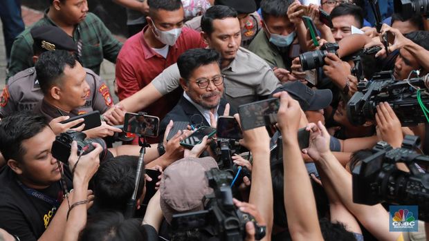Menteri Pertanian Syahrul Yasin Limpo usai memenuhi panggilan Komisi Pemberantasan Korupsi (KPK), Senin (19/6/2023). (CNBC Indonesia/Muhammad Sabki)